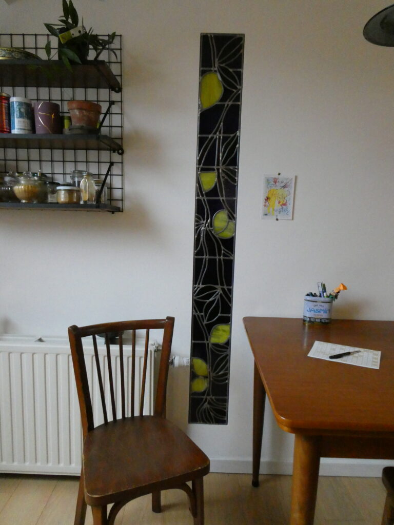 vitrail citron, vitrail au plomb, installé dans un puit de lumière - avril 2025