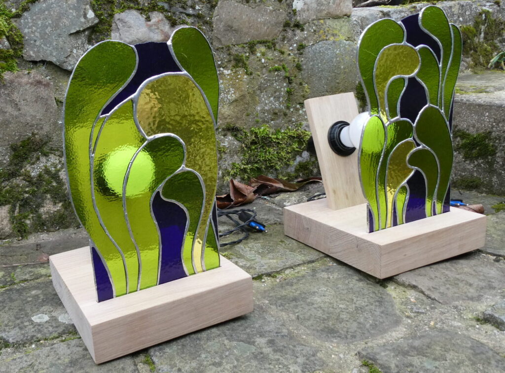 duo de lampes de chevet en vitrail tiffany sur socle en chêne massif traité à la cire naturelle. Quincaillerie plastique et bakélite de production française - mars 2025