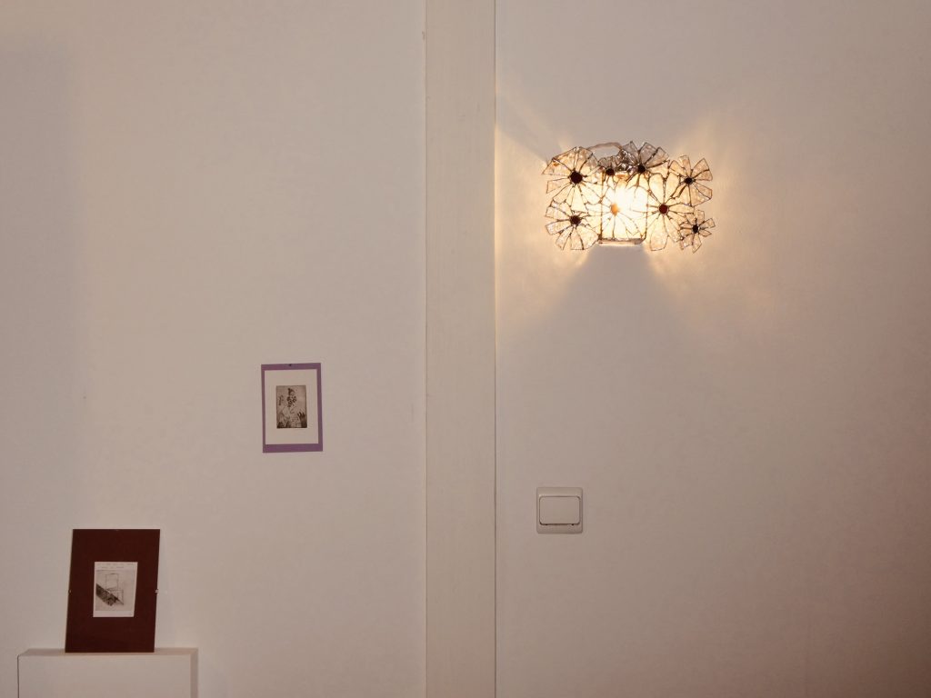 Pâquerette - Applique murale en verre irisé transparent et violet